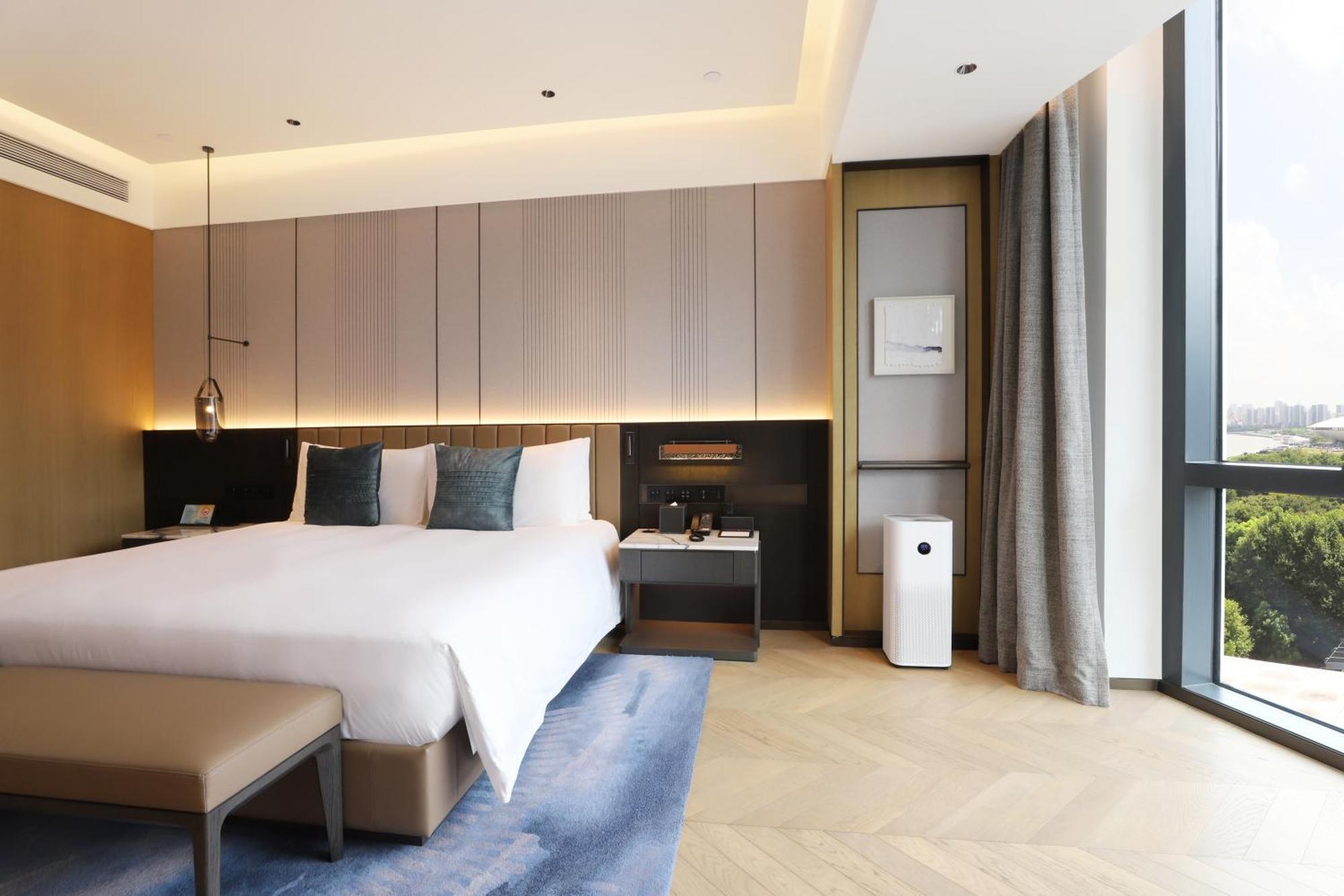 Expo Riverside Hotel