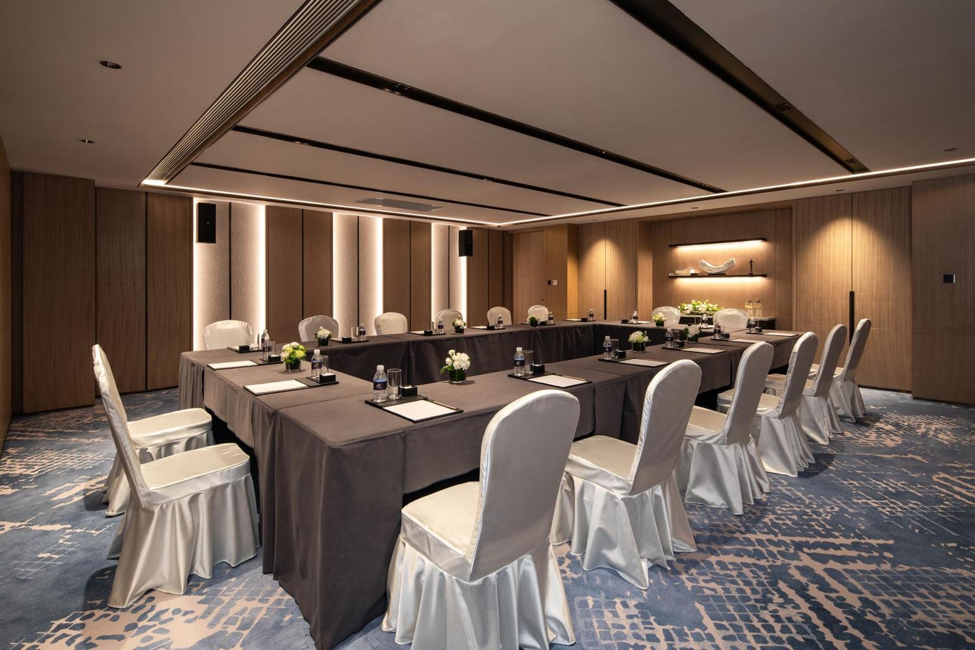 Expo Riverside Hotel